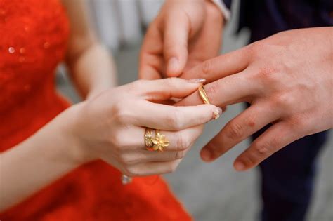 金戒指怎麼戴|求婚、訂婚、結婚戒指要戴哪隻手？三分鐘教你挑對戒。